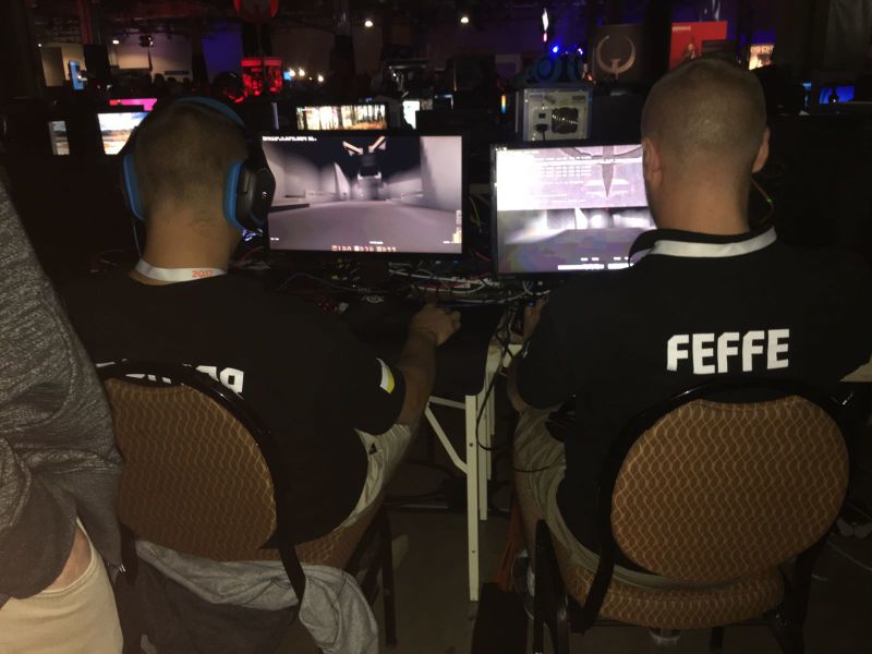 File:Qcon2017 feffe locktar playing backs.jpeg